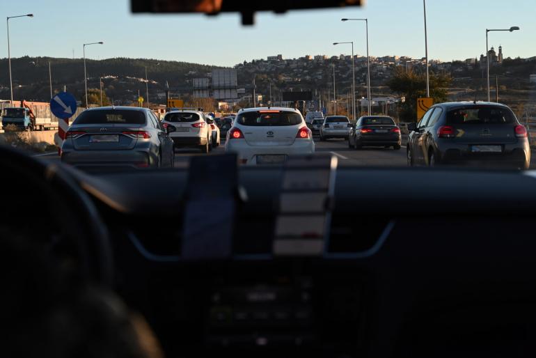 Θεσσαλονίκη: Σύγκρουση δύο ΙΧ στον περιφερειακό - Προβλήματα στην κυκλοφορία