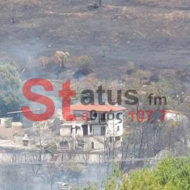 Ζημίες σε σπίτια από τη φωτιά στον Τρίλοφο