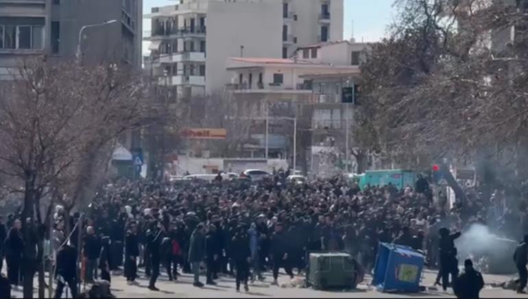 Επεισόδια στην Αγίων Πάντων: Κυρία πετάει νερό στους "μπαχαλάκηδες" από το μπαλκόνι (ΒΙΝΤΕΟ)