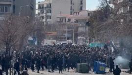 Επεισόδια στην Αγίων Πάντων: Κυρία πετάει νερό στους "μπαχαλάκηδες" από το μπαλκόνι (ΒΙΝΤΕΟ)