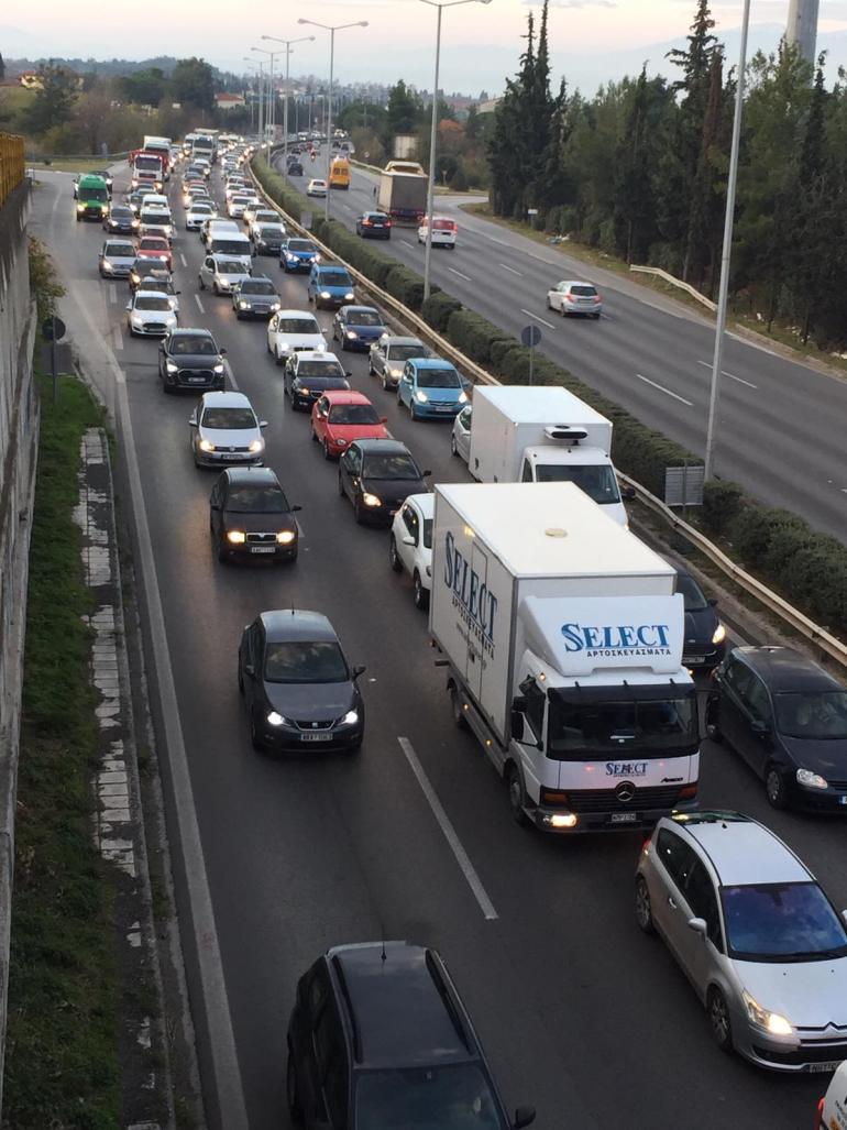 Θεσσαλονίκη: Στο κόκκινο η κίνηση στην περιφερειακή οδό - Μποτιλιασμένοι και κεντρικοί δρόμοι