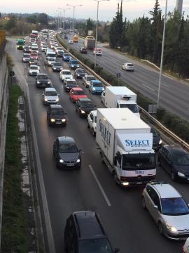 Θεσσαλονίκη: Στο κόκκινο η κίνηση στην περιφερειακή οδό - Μποτιλιασμένοι και κεντρικοί δρόμοι