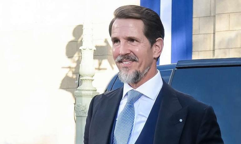 Ποιο επίθετο επιλέγει η τέως βασιλική οικογένεια