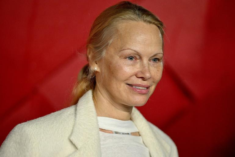 Κάν’ το όπως η Πάμελα Αντερσον: Οι celebrities βγάζουν το μακιγιάζ τους