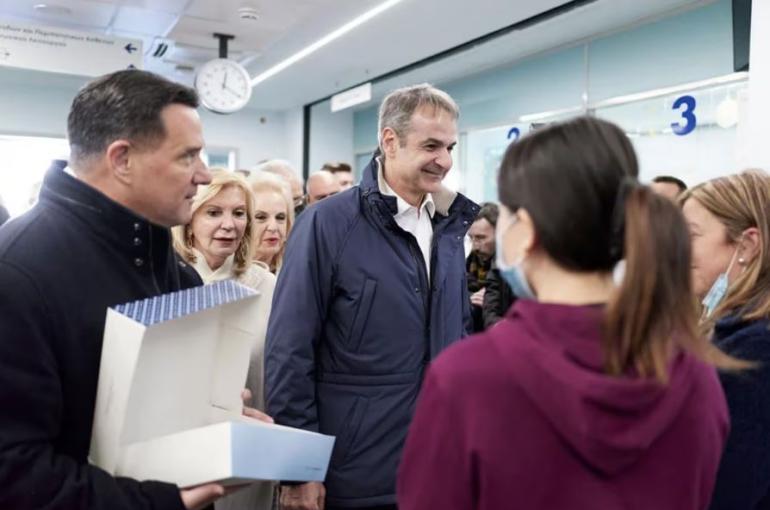Αθήνα: Πρωτοχρονιάτικη επίσκεψη του Μητσοτάκη στο νοσοκομείο «Γεώργιος Γεννηματάς»