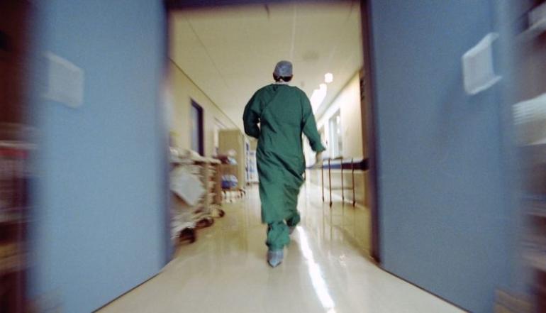 Γραφείο τελετών δωροδοκούσε τραυματιοφορείς για να μαθαίνει ποιοι ασθενείς θα κατέληγαν
