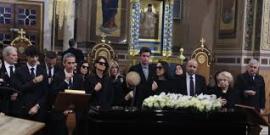 ΦΩΤΟ-Κηδεία Μαρινέλλας: «Αναπαύσου γλυκιά μου αρχόντισσα» – Συγκινητικές στιγμές στο τελευταίο αντίο της αξεπέραστης τραγουδίστριας