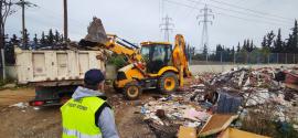 Συνεργεία του Δήμου Κορδελιού – Ευόσμου καθάρισαν μέρος της τεράστιας παράνομης χωματερής πάνω από τον Περιφερειακό