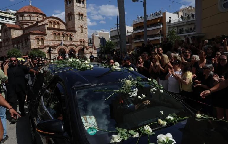Εν μέσω χειροκροτημάτων και με το «Φεύγω για μένα» ο αποχαιρετισμός στον Γιώργο Μαζωνάκη