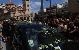 Εν μέσω χειροκροτημάτων και με το «Φεύγω για μένα» ο αποχαιρετισμός στον Γιώργο Μαζωνάκη