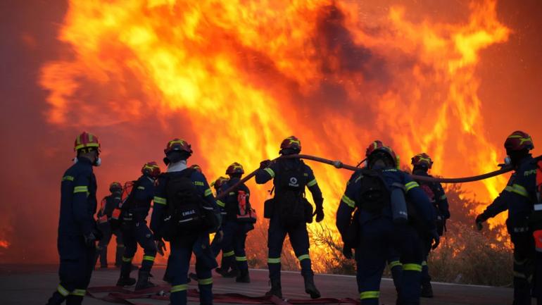 Θεσσαλονίκη: Ολονύκτια μάχη με τις φλόγες στην Άσσηρο (VIDEO)