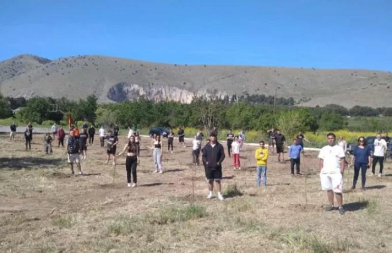 Λάρισα: 57 ελιές για τα θύματα των Τεμπών - Η κίνηση μαθητών που πήραν τις τσάπες και συγκίνησαν
