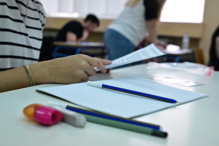 PISA 2025: Η Ελλάδα της παραπαιδείας μένει κάτω από τη βάση.