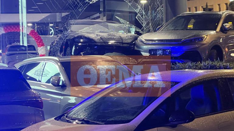 Μητέρα και o 17χρονος γιος της ήταν στο ηλεκτρικό αυτοκίνητο που «κατέβασε» τζαμαρία σε έκθεση στην Κηφισίας