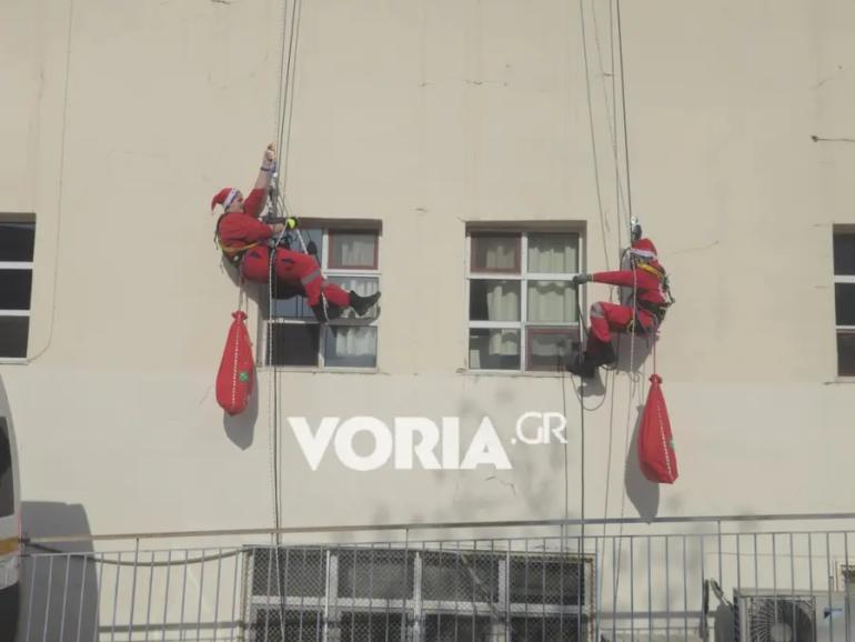 ΑΧΕΠΑ: Άγιοι Βασίληδες έκαναν αναρρίχηση και μοίρασαν δώρα σε μικρούς ασθενείς (video)