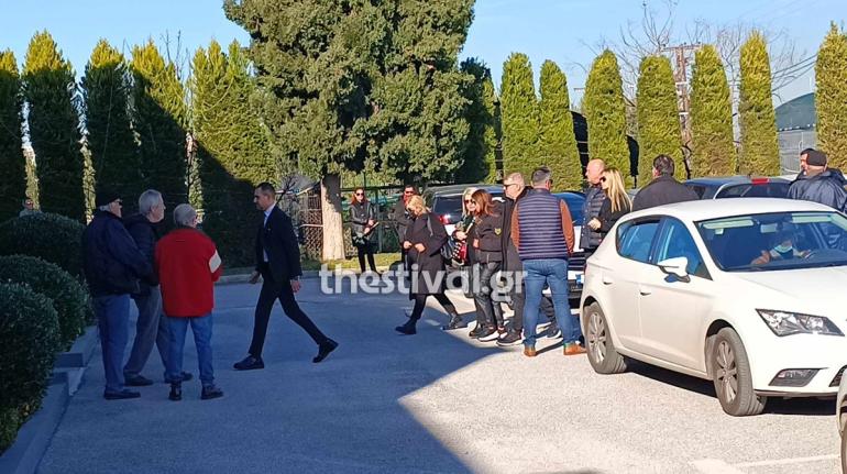 Θεσσαλονίκη: Έφτασε στον οίκο τελετών η σορός του Βασίλη Καρρά – Υποβασταζόμενες η σύζυγος και η κόρη του