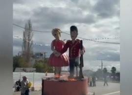 Ο βασιλιάς καρνάβαλος δεν καιγόταν με τίποτα στη Γλυφάδα – Προσπαθούσαν πάνω από μια ώρα να του βάλουν φωτιά