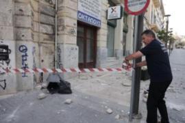 ΒΙΝΤΕΟ-ΦΩΤΟ-Σεισμός στην Κρήτη: Ζημιές στο ιστορικό κέντρο του Ηρακλείου και στην Αλικαρνασσό από τα 6,1 Ρίχτερ – «Αποκολλήσαμε κομμάτια που ήταν επικίνδυνα»