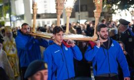 Αλεξανδρούπολη: Οι αθλητές της Εθνικής πόλο ανδρών κουβάλησαν τον Επιτάφιο