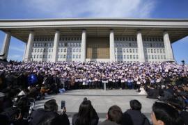 Νότια Κορέα: Η αντιπολίτευση προσφεύγει στη δικαιοσύνη κατά του προέδρου για «ανταρσία» – Κάλεσμα προς Γιουν να παραιτηθεί