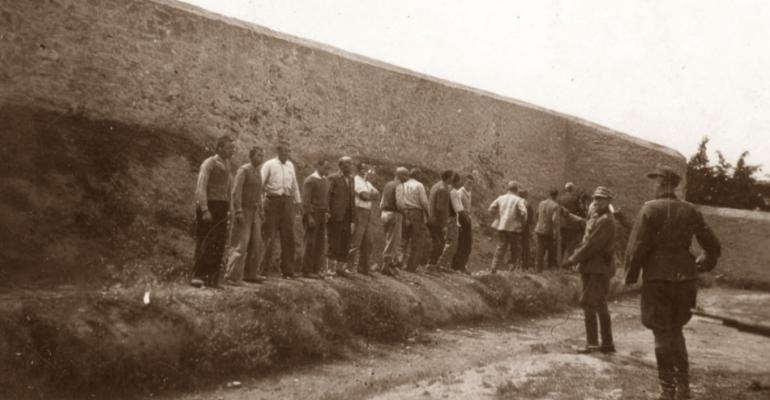 Εκτέλεση 200 στην Καισαριανή: «Ήμουν 10 χρονών, ανέβηκα στη μάντρα και τα είδα όλα – Βάζανε Έλληνες, έδινε εντολή ο Γερμανός και τους σκοτώνανε»