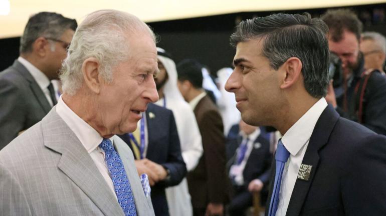 Βασιλιάς Κάρολος: Φόρεσε γραβάτα με την ελληνική σημαία μετά το unfair - Δείτε το τετ α τετ με τον Σούνακ