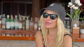 Η Ελένη Μενεγάκη με μαύρο ολόσωμο μαγιό και σορτς στο νέο της ταξίδι με τον Μάκη Παντζόπουλο