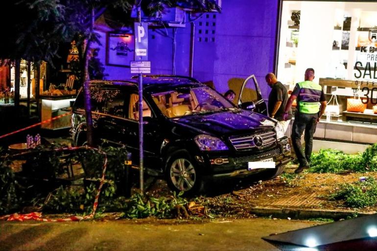 Κολωνάκι: Τζιπ έπεσε σε εστιατόριο «σαρώνοντας» τραπέζια με θαμώνες
