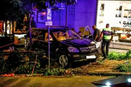 Κολωνάκι: Τζιπ έπεσε σε εστιατόριο «σαρώνοντας» τραπέζια με θαμώνες