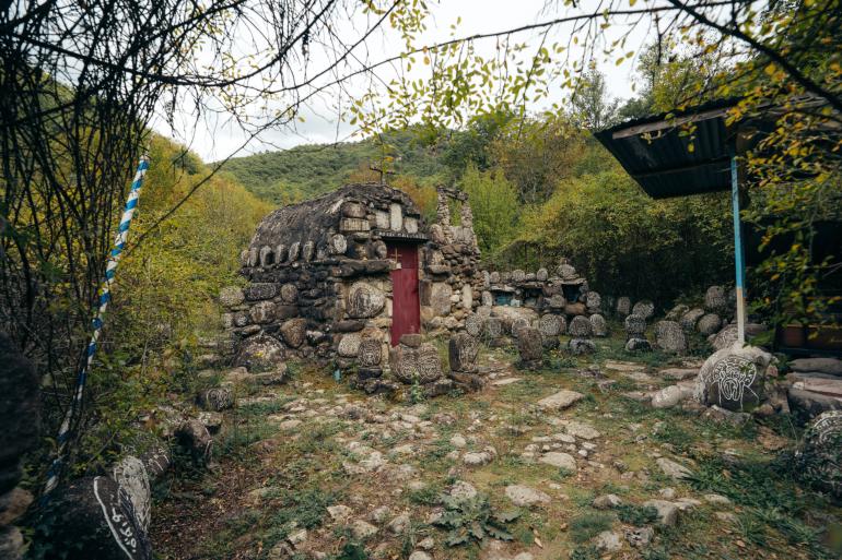 Το πέτρινο ξωκλήσι του Αγίου Πνεύματος: Ένα αριστούργημα λαϊκής τέχνης στην καρδιά του Παρανεστίου