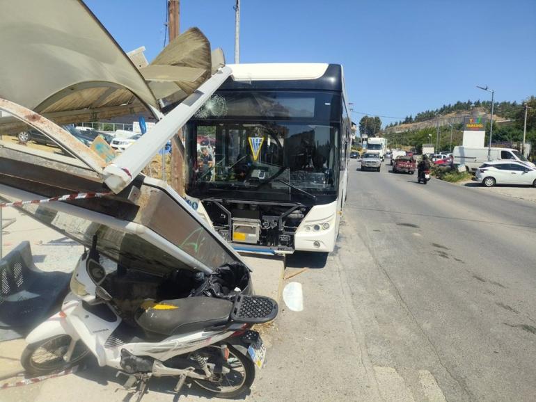 «Άκουσα ένα μπαμ και είδα τον κόσμο κάτω να ουρλιάζει»: Πώς περιγράφει ο ένας οδηγός τη σοκαριστική πρόσκρουση λεωφορείου σε στάση στη Θεσσαλονίκη
