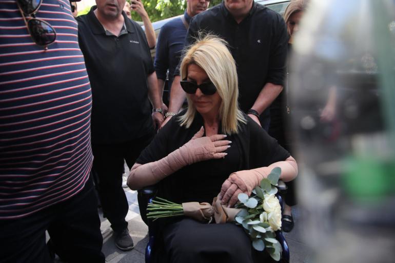 ΒΙΝΤΕΟ-Κοζάνη: Βουβός πόνος στην κηδεία της Βάγιας Νέστορα - Παρούσα η κόρη της Αφροδίτη - Ο συγκλονιστικός επικήδειος του αδερφού της