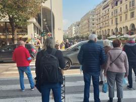 Θεσσαλονίκη: Περπατούσε με εσώρουχο σε κρεμασμένο στο παλτό της (ΒΙΝΤΕΟ)