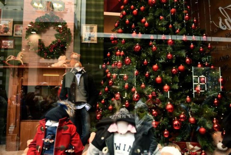 Εορταστικό ωράριο: Ανοιχτά σήμερα Κυριακή τα καταστήματα – Το ωράριο λειτουργίας τους