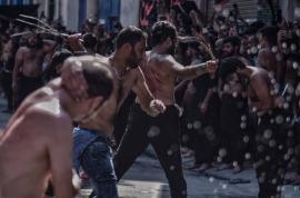 ΒΙΝΤΕΟ-Στον Πειραιά αναβίωσαν εκατοντάδες Σιίτες το έθιμο της Ασούρα
