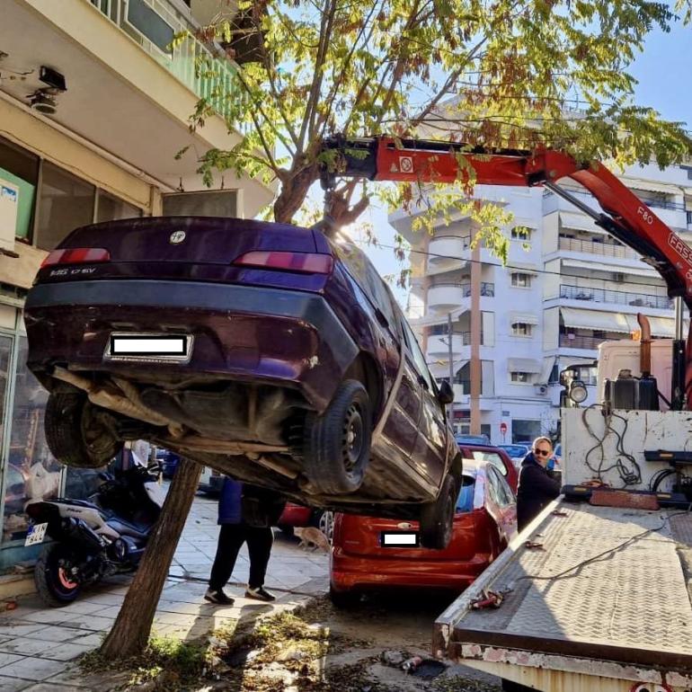 Ο Δήμος Θεσσαλονίκης σήκωσε εγκαταλελειμένα οχήματα