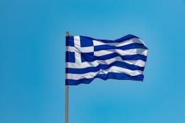 Νεαροί τουρίστες προσπάθησαν να κατεβάσουν την ελληνική σημαία από αστυνομικό τμήμα