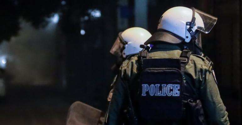 Επεισόδια στα Εξάρχεια τα ξημερώματα με πέτρες κατά πυροσβεστών που πήγαν να σβήσουν φωτιά σε κάδους, δύο συλλήψεις