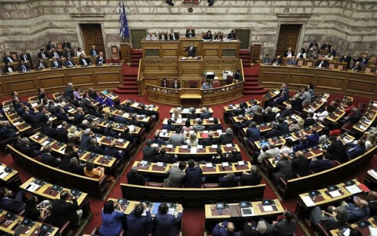 Αντιπαράθεση Ανδρουλάκη – Πιερρακάκη στη Βουλή για τις χρεώσεις στα ATM