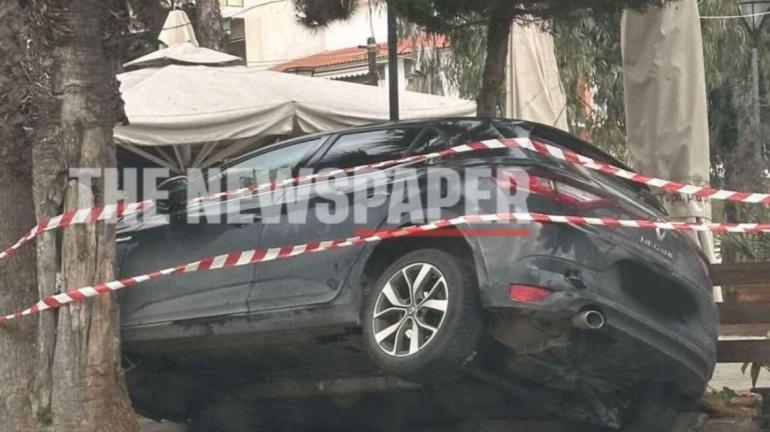 ΦΩΤΟ-Βόλος: Αυτοκίνητο καρφώθηκε σε φοίνικες στην παραλία