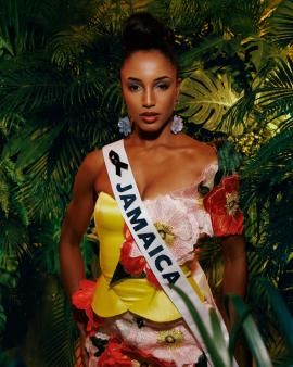ΒΙΝΤΕΟ-Miss Universe 2025: H Μις Τζαμάικα έπεσε από τη σκηνή και την πήραν με φορείο