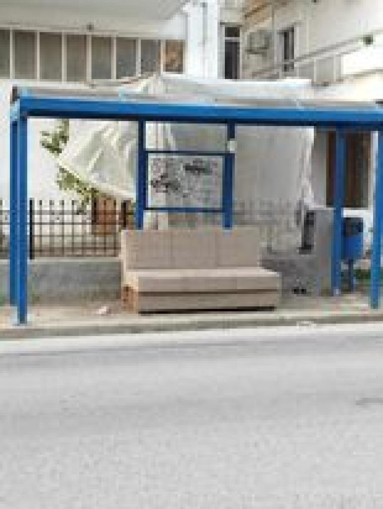 Θεσσαλονίκη-Παράτησαν καναπέ σε στάση λεωφορείου του ΟΑΣΘ στην Περαία