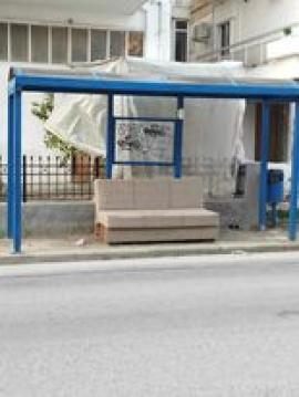 Θεσσαλονίκη-Παράτησαν καναπέ σε στάση λεωφορείου του ΟΑΣΘ στην Περαία