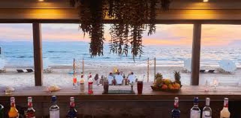 Χαλκιδική: Λουκέτο 48 ωρών σε beach bar - Έφυγε ο κόσμος, μαζεύουν τις ξαπλώστρες