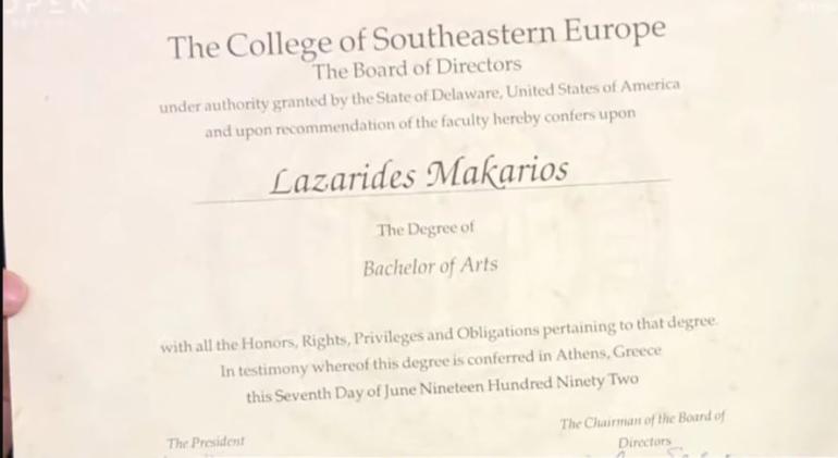 Ο Μακάριος Λαζαρίδης έδειξε το πτυχίο του