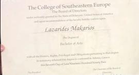 Ο Μακάριος Λαζαρίδης έδειξε το πτυχίο του