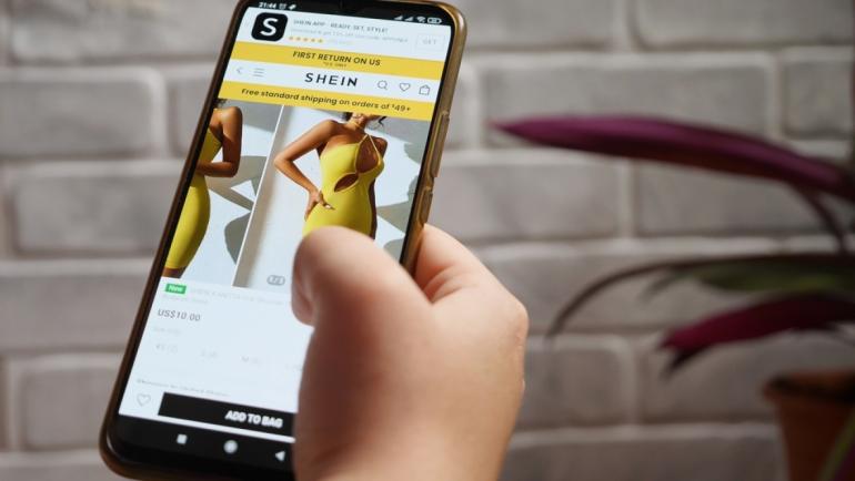 Shein: Σάλος με τις τοξικές και καρκινογόνες ουσίες που βρέθηκαν σε ρούχα της