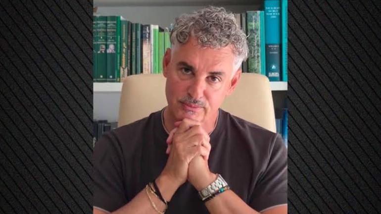 Η απάντηση Σπηλιωτόπουλου για το νέο του look – “Τα τρολάκια Μητσοτάκη”