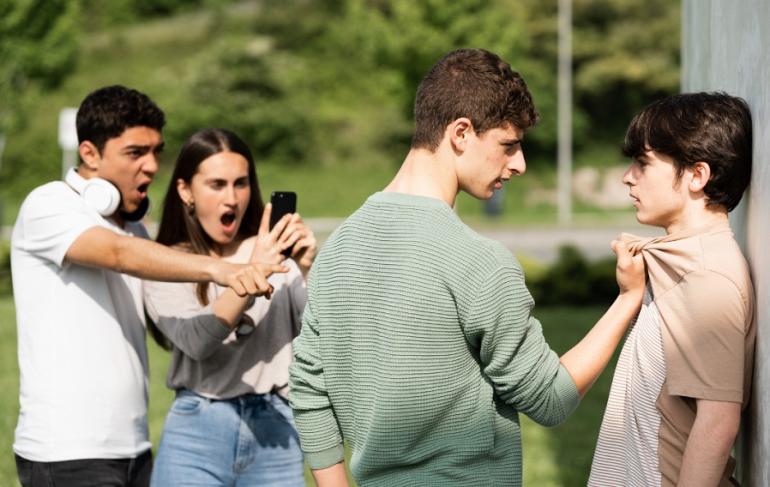 Πάτρα: Τέσσερις ανήλικες εξανάγκασαν 13χρονη να τους φιλήσει τα πόδια με απειλή μαχαιριού