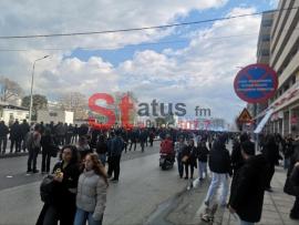 Θεσσαλονίκη: Επεισόδια έξω από τον ΟΣΕ στην πορεία για τα Τέμπη (BINTEO)